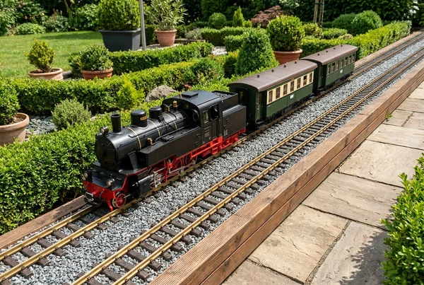 Wie reinigt man Gleise der Gartenbahn richtig – Detailansicht