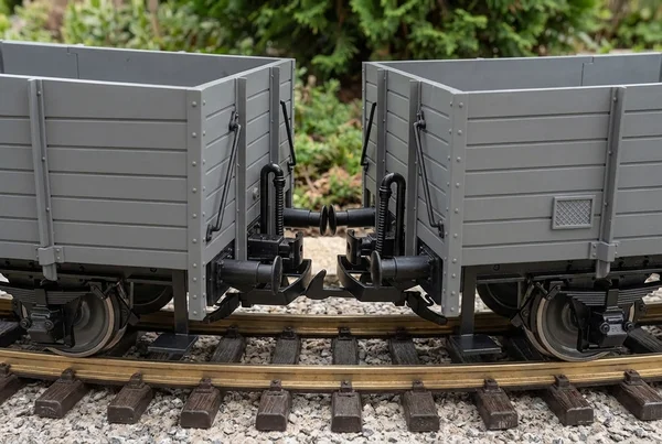 Warum entkuppeln gartenbahn waggons beim fahren im kurvenbereich – Detailansicht