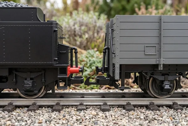 Wie LGB Kupplung bei Gartenbahn Wagen korrekt einstellen – Detailansicht