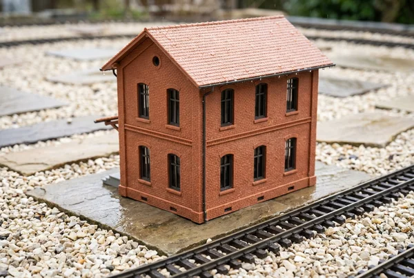 Modellbahn Gebäude im Garten wetterfest imprägnieren – Detailansicht