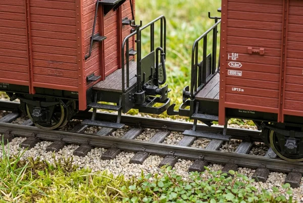 Wie bremserbühne an feldbahnwagen spur g korrekt montieren – Detailansicht