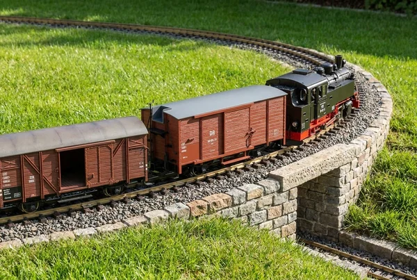 Wie bremserbühne an feldbahnwagen spur g korrekt montieren in der Praxis