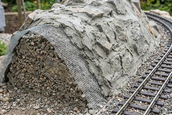 Wie gestalte ich realistische Felsen für die Gartenbahn – Detailansicht