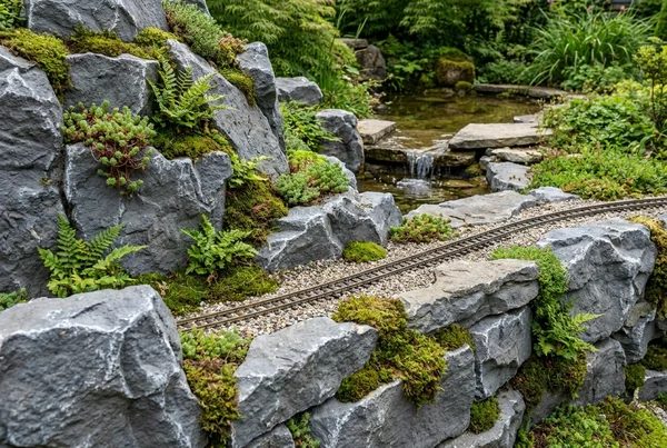 Wie gestalte ich realistische Felsen für die Gartenbahn in der Praxis