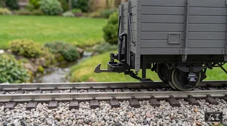 Kupplungshaken vs. Kupplungsbügel bei der Gartenbahn: Der Unterschied