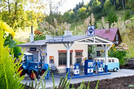 Tankstelle mit Werkstatt Pola 330821