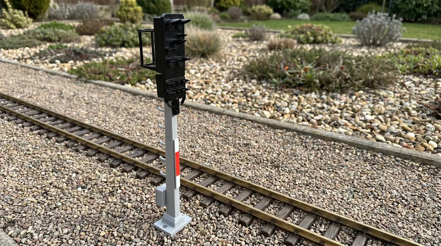 Lichtsignal Typ HL Einheitssignal der DR für Spur G mit Decoder - Betonmast - ML-Train 83804634 - Reichsbahn-Systematik im Detail