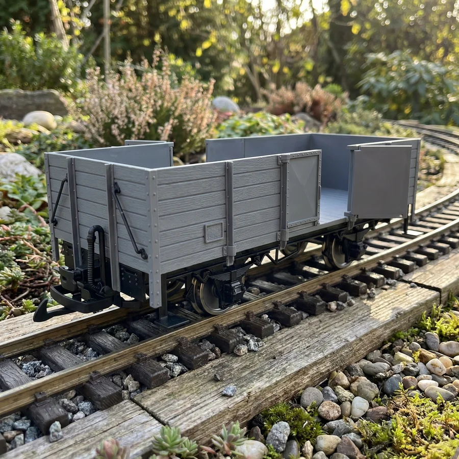 Hochbordwagen grau inkl. Türen mit Magnetverschluss und Edelstahlradsätzen als Spur G Bausatz ML-Train 88900050 - Detaillierte Übersicht